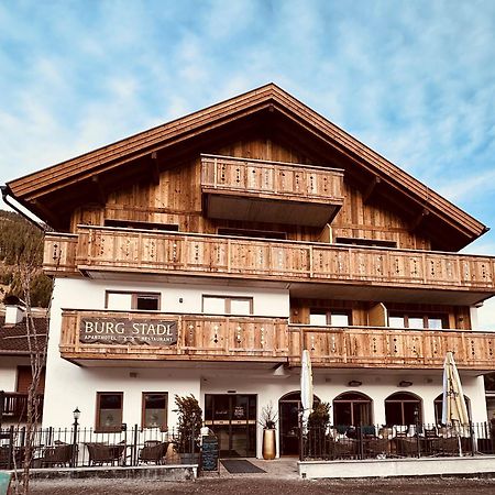 Burgstadl Aparthotel & Restaurant Ladis Esterno foto