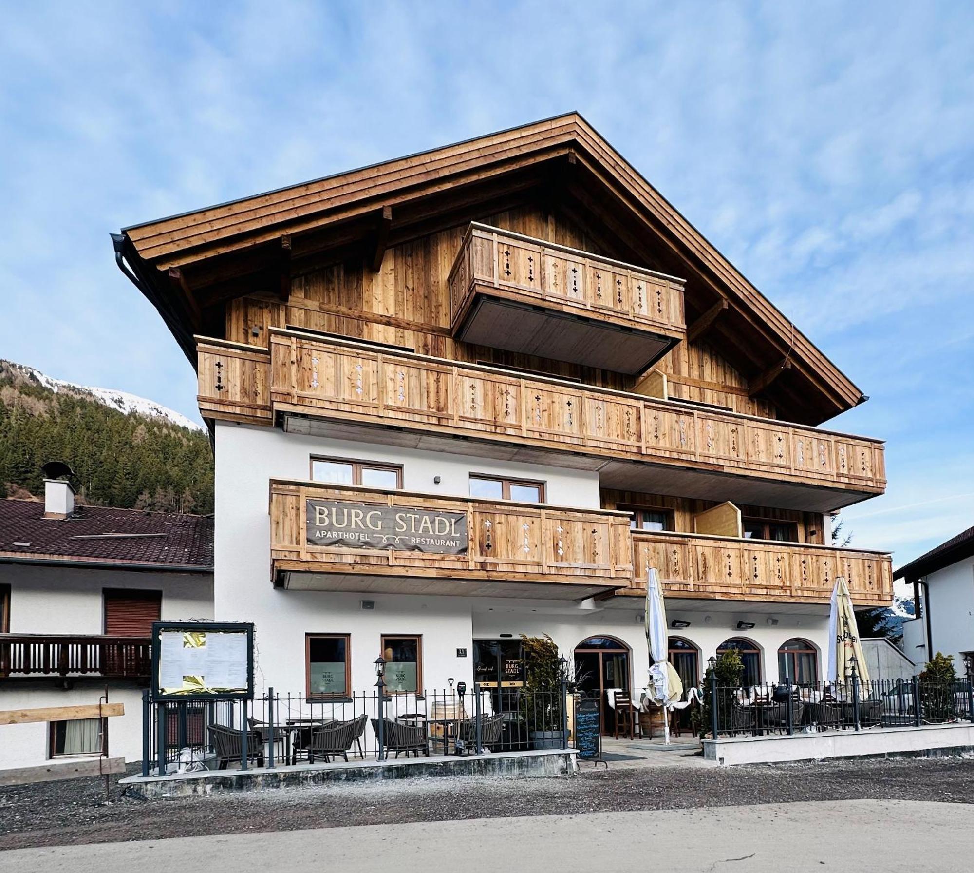 Burgstadl Aparthotel & Restaurant Ladis Esterno foto